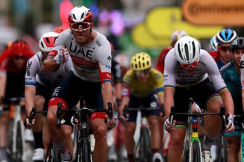 Alexander Kristoff celebra su victoria por delante de Mads Pedersen. (Christoppe PETIT TESSON)
