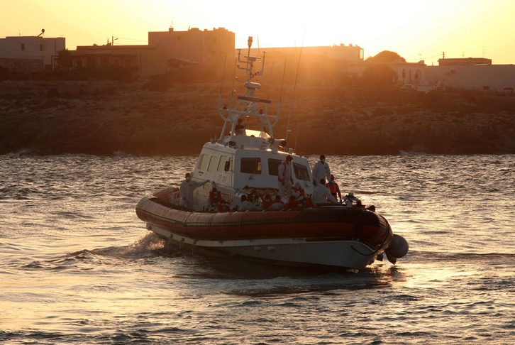Los guardacostas trasladan a algunas personas migrantes hasta Lampedusa. (Mauro SEMINARA / AFP)
