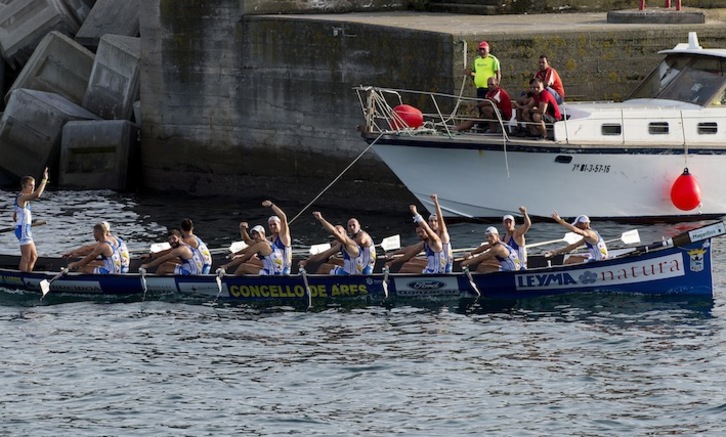 La trainera de Ares celebró el año pasado el ascenso a la Liga Eusko Label, y en 2020, la permanencia sin necesidad de playoffs. (Luis JAUREGIALTZO / FOKU)