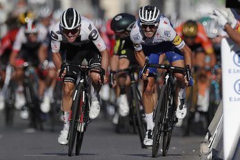 Julian Alaphilippe se ha impuesto en un apretado sprint a Marc Hirschi. (Stephane MAHE/AFP) 
