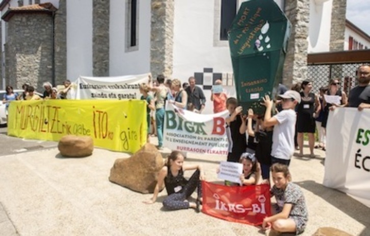 Movilización en defensa del modelo inmersivo en euskara llevada a cabo el curso pasado en Donapaleu. (Guillaume FAUVEAU)