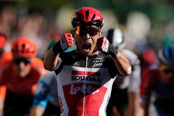 Caleb Ewan celebra su victoria en la meta de Sisteron. (Benoit TESSIER/AFP) 