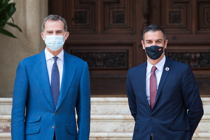 Felipe de Borbón y Pedro Sánchez, en su encuentro veraniego. (Jaime REINA/AFP)