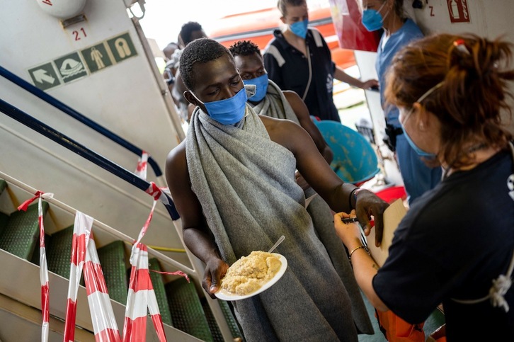 Migrantes a bordo del Sea Watch 4 antes de anunciarse el desembarco. (Thomas LOHNES/AFP)