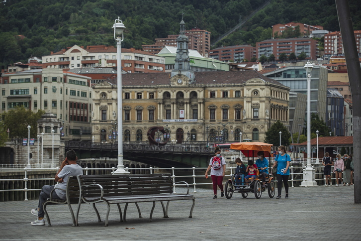 El Arenal de Bilbo no se ha vestido de fiesta este año, pero los datos parecen ir a mejor.    (Aritz LOIOLA I FOKU) 