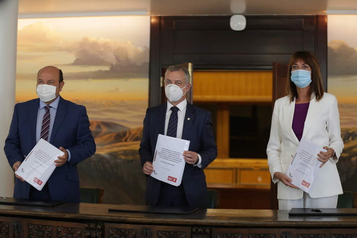 Ortuzar, Urkullu y Mendia muestran el acuerdo para la formación del Gobierno de coalición. (Endika PORTILLO/FOKU)