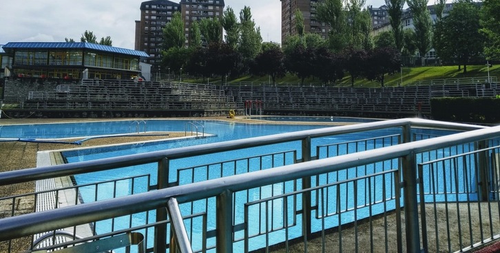 Piscinas exteriores del polideportivo de Txurdinaga.