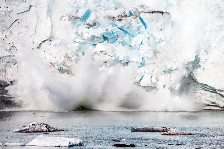 Esta foto de archivo tomada el 17 de agosto de 2019 muestra el desprendimiento de un iceberg en Groenlandia. (Jonathan NACKSTRAND/AFP)