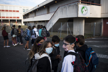 Estitxu Robles kolegioko ikasleek izan dute elkarri zer kontatu. © Guillaume Fauveau