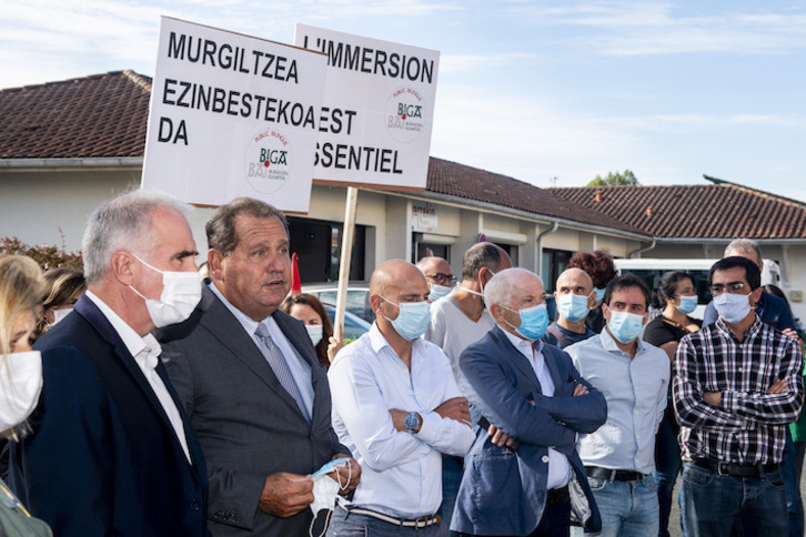 Eragile sozial eta ordezkari politikoak izan dira Hiriburuko elkarretaratzean. (Guillaume FAUVEAU)