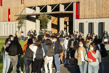 Les lycéens de Bernat Etxepare à Bayonne se sont retrouvés en ce jour de rentrée. © Guillaume Fauveau