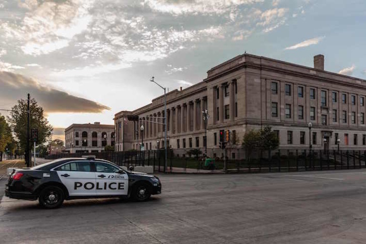 Poliziaren auto bat Kenoshan, agente batek Jacob Blakeri tiro egin zion hirian. (Kerem YUCEL/AFP)
