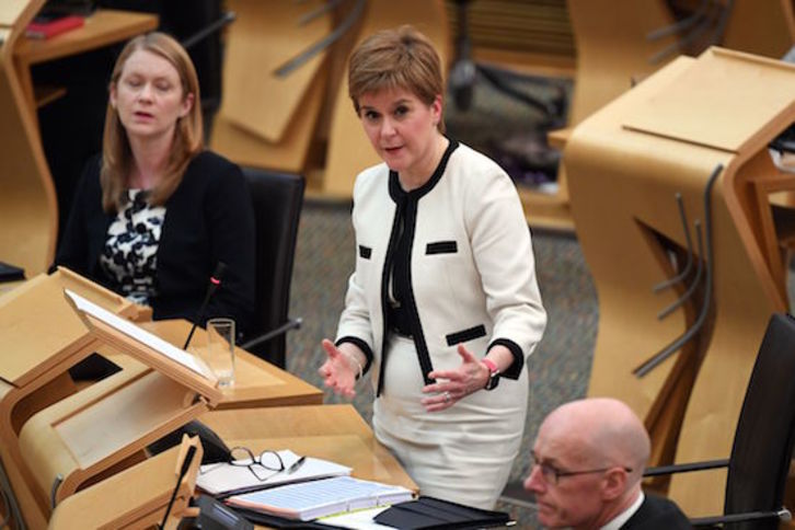 Nicola Sturgeon ante el Parlamento escocés. (Andy BUCHANAN/AFP)