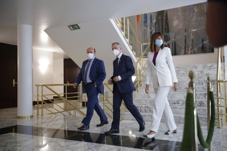Ortuzar, Urkullu y Mendia se dirigen en el Parlamento a la firma del pacto de coalición. (Endika PORTILLO/FOKU)