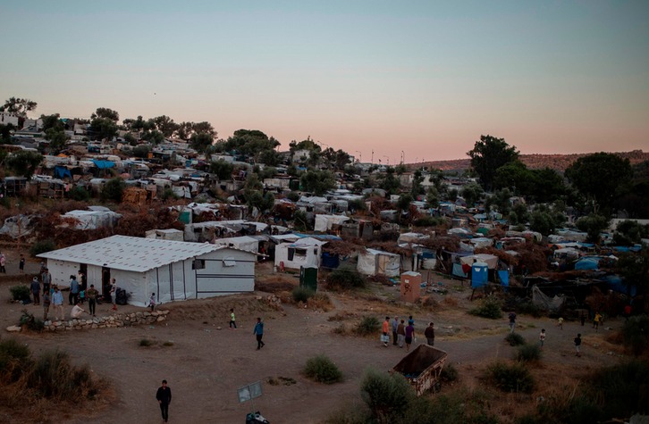 Moriako errefuxiatu esparrua, Greziako Lesbos irlan. (Angelos TZORTZINIS / AFP).