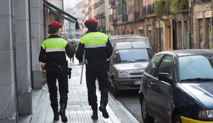 Policías municipales patrullan por la calle San Francisco, en Bilbo..