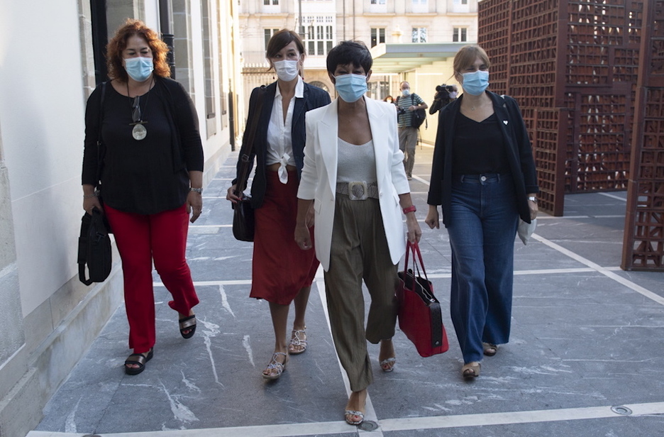 Maddalen Iriarte EH Bilduko beste hautetsiekin Gasteizko Legebiltzarrera sartzen. (Juanan RUIZ/FOKU)