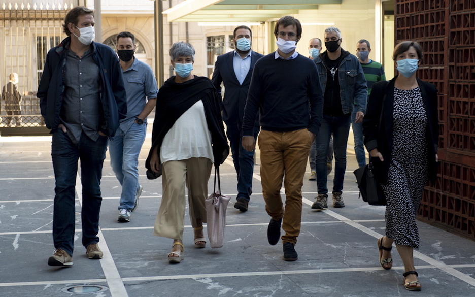 Gonbidatuak Legebiltzarrera sartzen. (Juanan RUIZ/FOKU)