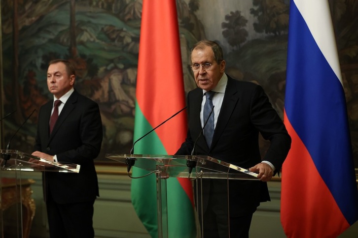 El jefe de la diplomacia rusa, Lavrov, y a su izuierda su homólogo bielorruso, Makei, en Moscú. (AFP)