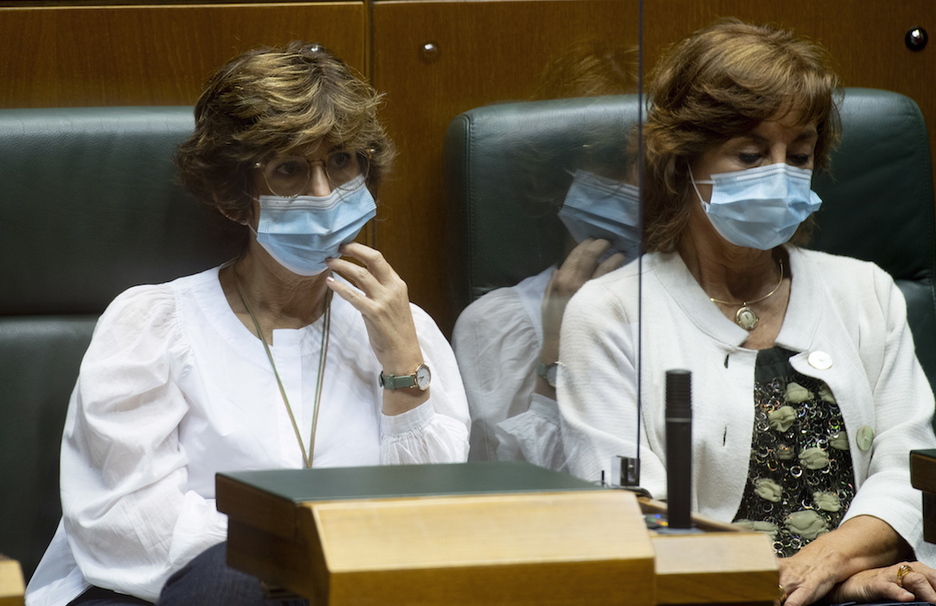 Nekane Murga eta Cristina Uriarte jeltzaleak, beren eserlekuetan. (Raul BOGAJO/FOKU)