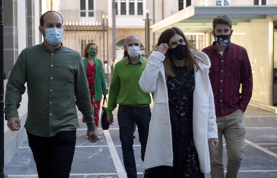 Elkarrekin Podemoseko ordezkariak, Parlamentura iristen. (Raul BOGAJO/FOKU)