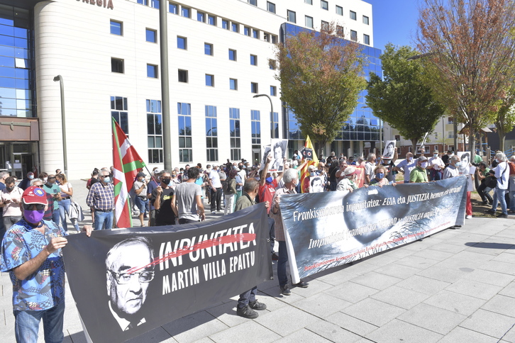 Imagen de archivo de una concentración frente al Palacio de Nafarroa para apoyar la querella argentina contra Martín Villa. (Iñigo URIZ/FOKU)