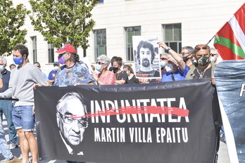 Concentración frente a los juzgados de Iruñea con motivo de la declaración de Martín Villa. (Idoia ZABALETA/FOKU)