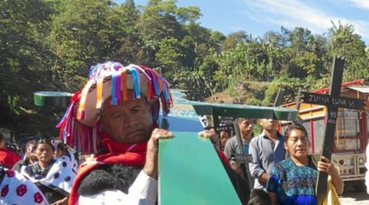 Indígenas recordando la matanza de Acteal.