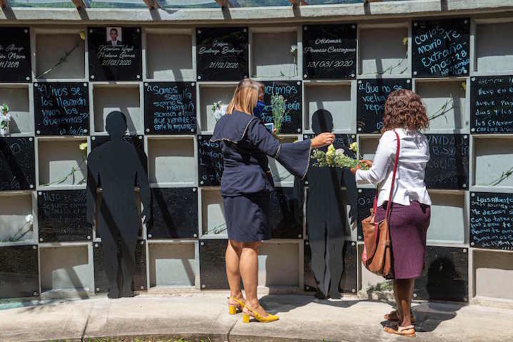 Familiares de desaparecidos colombianos depositan flores en un memorial en Medellín. (Joaquín SARMIENTO/AFP)
