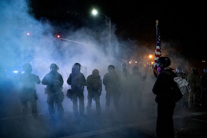 Fuerzas federales lanzan botes de humo en Portland el pasado 29 de julio. (Alisha JUCEVIC/AFP)