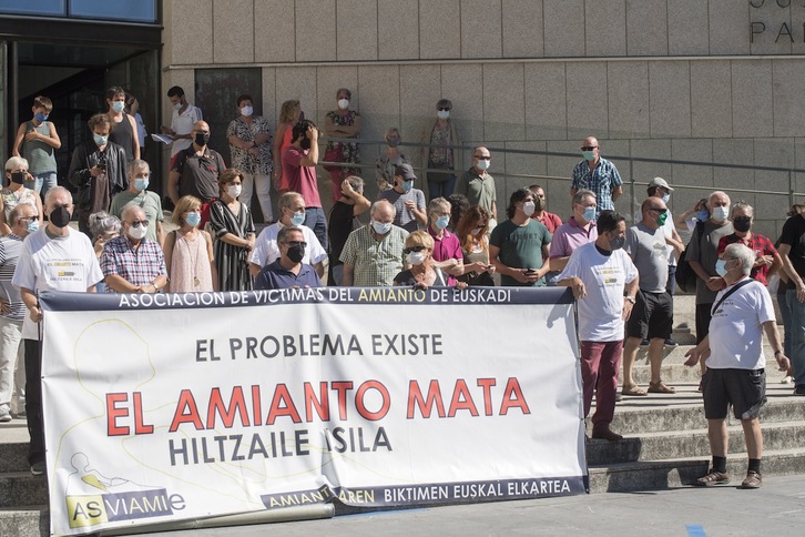 Concentración de Asviamie ante los juzgados de Donostia. (Juan Carlos RUIZ/FOKU)