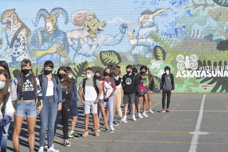 Alumnos y alumnas del Instituto Askatasuna de Burlata, con mascarillas. (Idoia ZABALETA/FOKU)