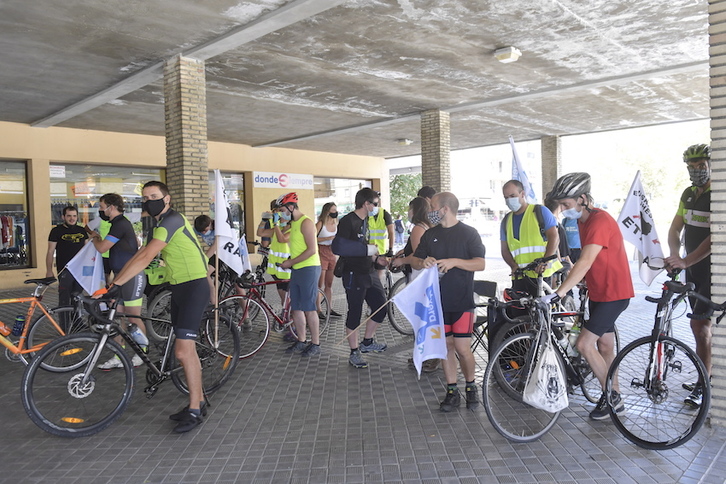 Mikel Barriosen aldeko bizikleta martxa Iturgoendik abiatu da. (Idoia ZABALETA/FOKU)