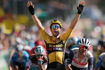 Wout van Aert celebra su segunda victoria al sprint en este Tour. (Benoit TESSIER/AFP)