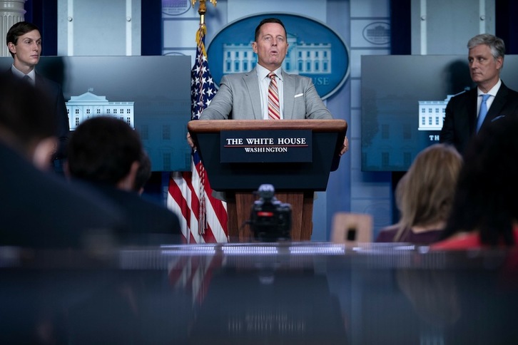 El mediador estadounidense en los Balcanes, Richard Grenell. A su izquierda, el yerno y asesor de Trump, Jared Kushner. (Brendan SMIALOWSKI -AFP)