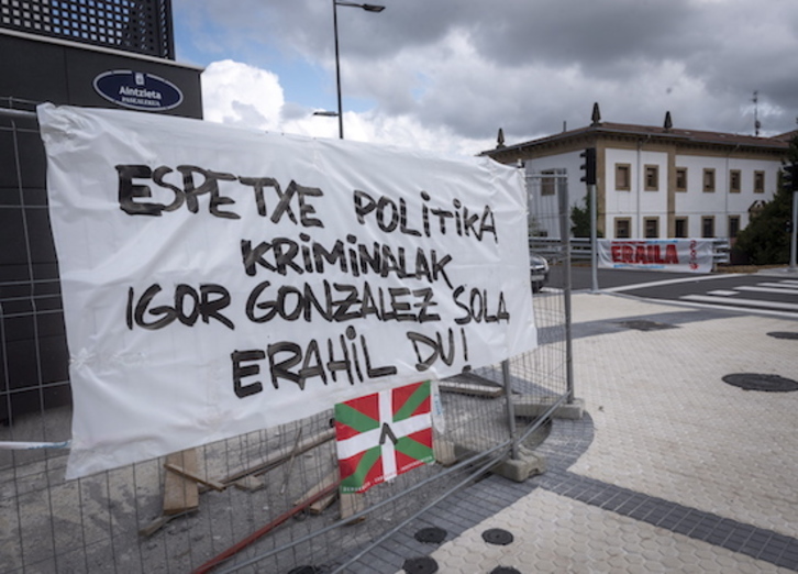 Cartel contra la política penitenciaria frente a Martutene. (Gorka RUBIO)