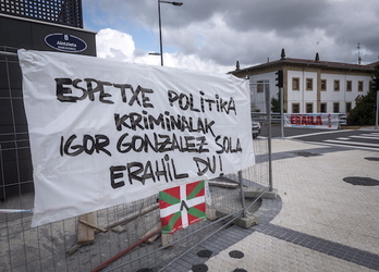 Cartel contra la política penitenciaria frente a Martutene. (Gorka RUBIO)