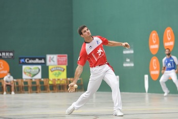 Zabaleta, aurreko partida batean pilota astintzen (Idoia ZABALETA / FOKU)