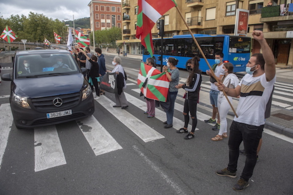 Ciudadanos ante el coche que ha trasladado el cuerpo del preso vasco. (Gorka RUBIO/FOKU)