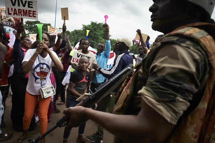 Manifestantes saludan al Ejército golpista en Mali. (Michele CATTANI-AFP)
