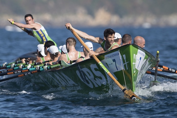 Hondarribia, en pleno esfuerzo el domingo pasado en la bahía. (Juan Carlos RUIZ / FOKU)