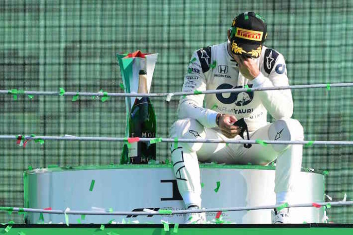 Pierre Gasly, emocionado tras lograr su primera victoria en la F1. (Jennifer LORENZINI/AFP)