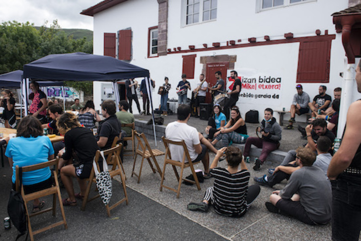 Bazkaria Itsasuko gaztetxean. (Guillaume Fauveau) 