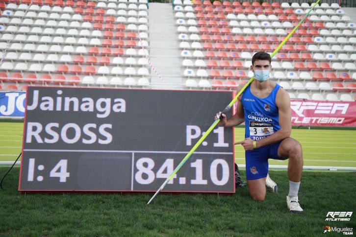 Odei Jainaga posa con su nuevo récord estatal en jabalina. (RFEA)