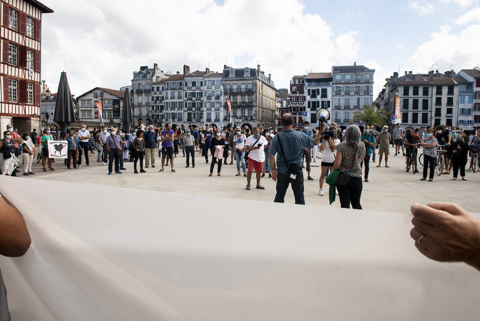La manifestation de Bayonne s’est terminé sur le carreau des halles en centre-ville. © Guillaume FAUVEAU