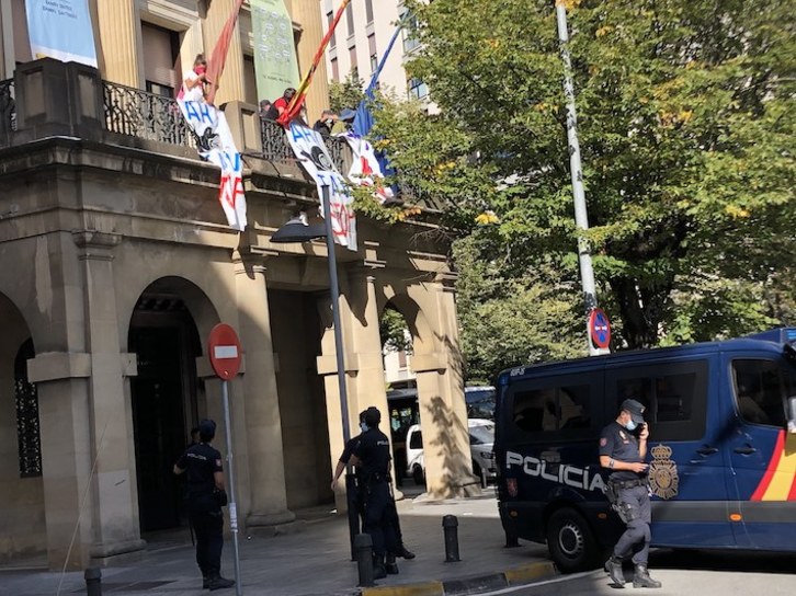 Momento en el que la Policía española han intentado romper los candados de los activistas encadenados a la Delegación del Gobierno español en Iruñea. (@ibaiazparren)