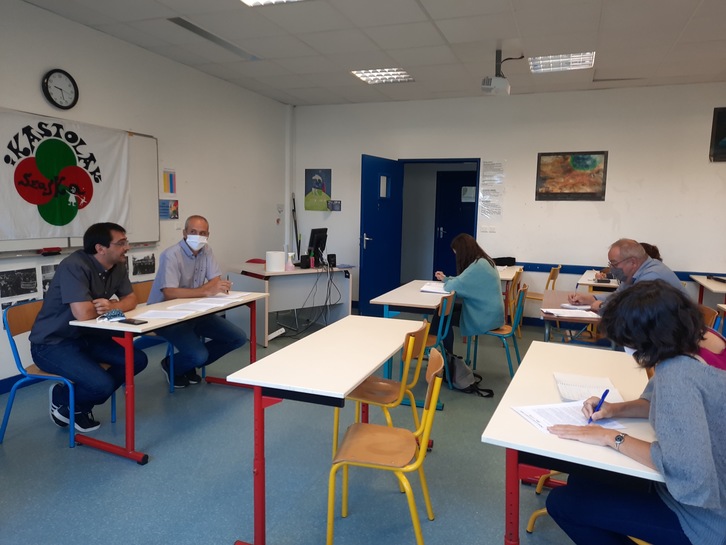 Seaskako arduradunek Piarres Larzabal kolegioan eman diete hitzordua gaur hedabideei. (NAIZ)