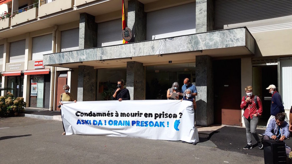 Concentración ante el consulado español en Baiona. (@Artisans_paix)