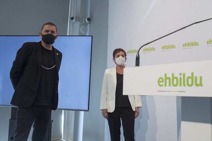 Arnaldo Otegi y Mertxe Aizpurua, antes de comenzar la comparecencia. (Juan Carlos RUIZ/FOKU)