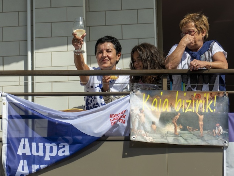 Kontxako barandatik ez, etxeko balkoitik jarraitu zuten zale batzuek estropada (Jon URBE / FOKU)